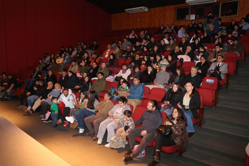 Ninos y ninas participando en la gala artistica del Jardin Infantil Los Volcanes de Chile en Villarrica