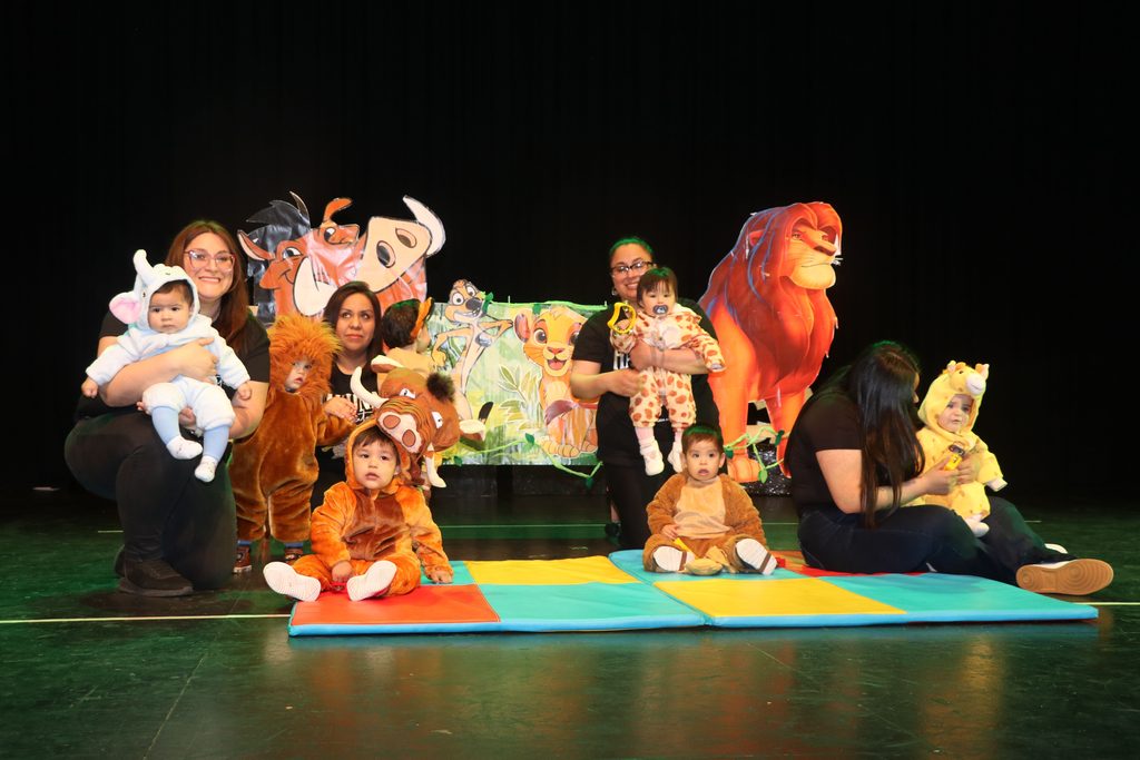 Ninos y ninas participando en la gala artistica del Jardin Infantil Los Volcanes de Chile en Villarrica