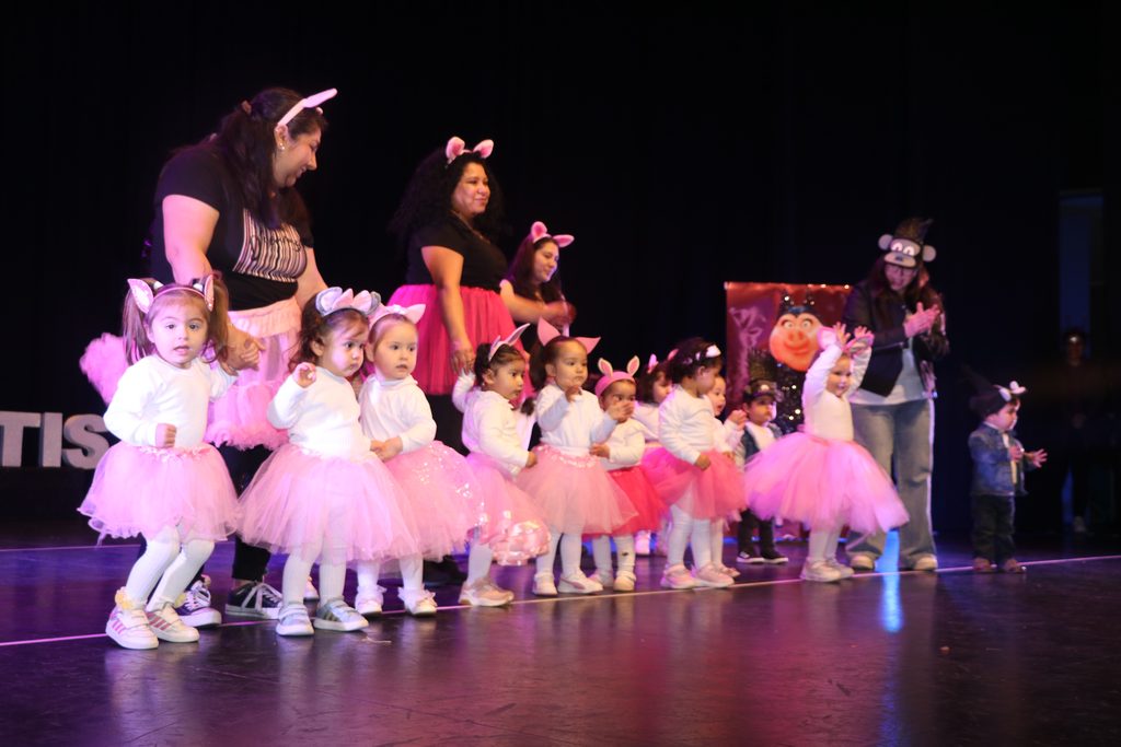 Ninos y ninas participando en la gala artistica del Jardin Infantil Los Volcanes de Chile en Villarrica