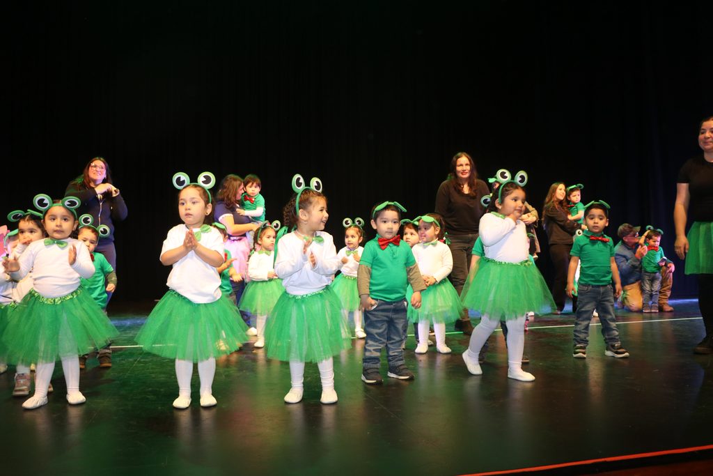 Ninos y ninas participando en la gala artistica del Jardin Infantil Los Volcanes de Chile en Villarrica