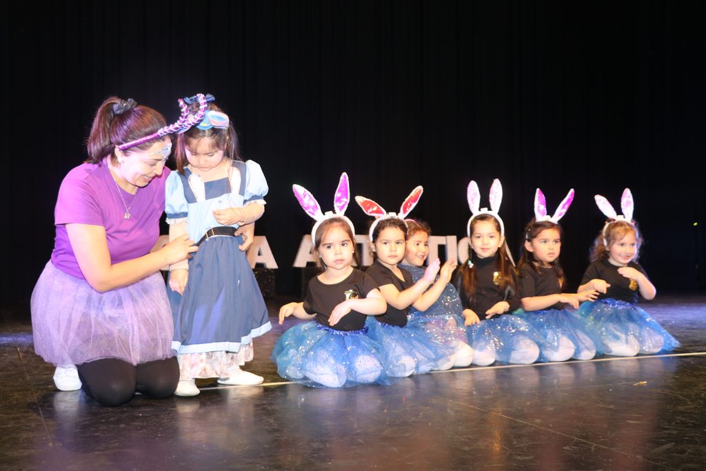 Ninos y ninas participando en la gala artistica del Jardin Infantil Los Volcanes de Chile en Villarrica