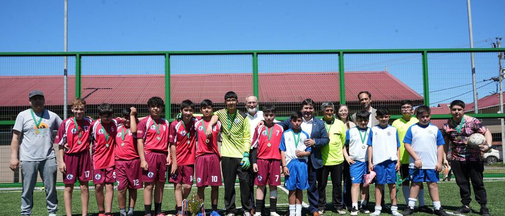 Inauguración de nueva cancha de pasto sintético en Galvarino con autoridades y vecinos beneficiados