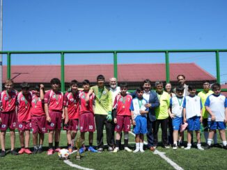 Inauguración de nueva cancha de pasto sintético en Galvarino con autoridades y vecinos beneficiados