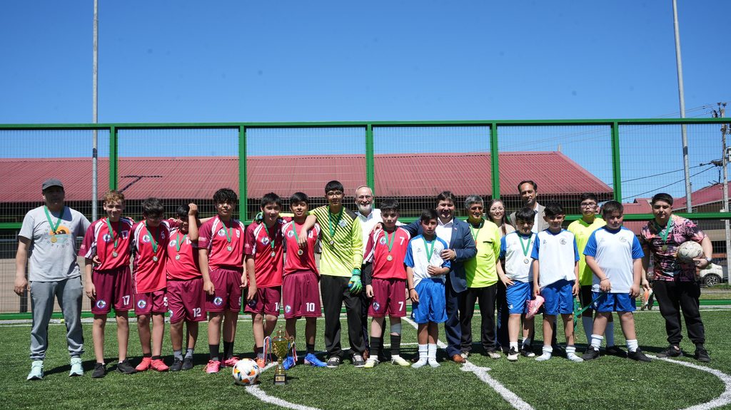 Galvarino inaugura nueva cancha de pasto sintético financiada por el GORE para fomentar la vida saludable