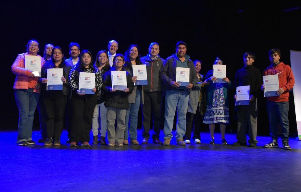 Autoridades entregando subsidios habitacionales a familias de Padre Las Casas en una ceremonia oficial