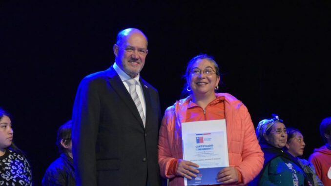 Autoridades entregando subsidios habitacionales a familias de Padre Las Casas en una ceremonia oficial