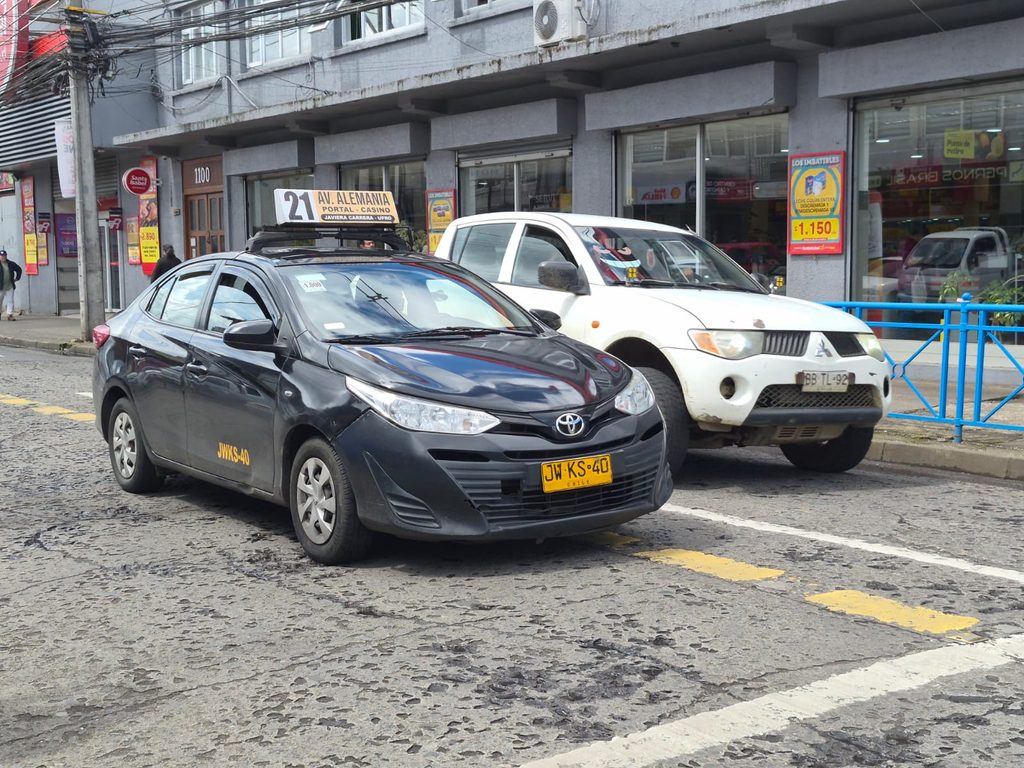 Transportistas de La Araucanía recibiendo el beneficio del bono combustible de cien mil pesos