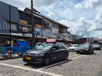 Transportistas de La Araucanía recibiendo el beneficio del bono combustible de cien mil pesos