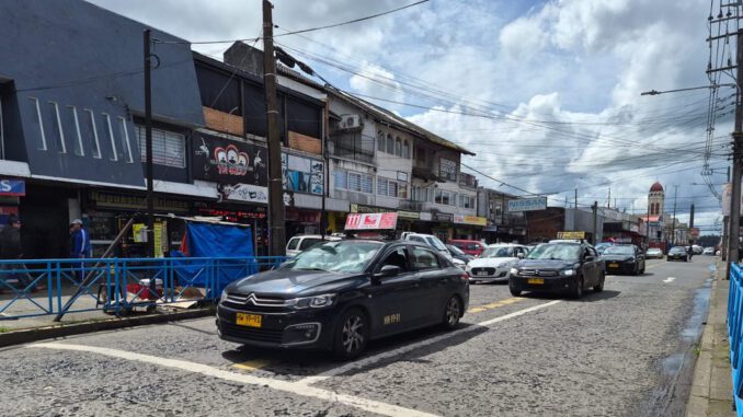 Transportistas de La Araucanía recibiendo el beneficio del bono combustible de cien mil pesos