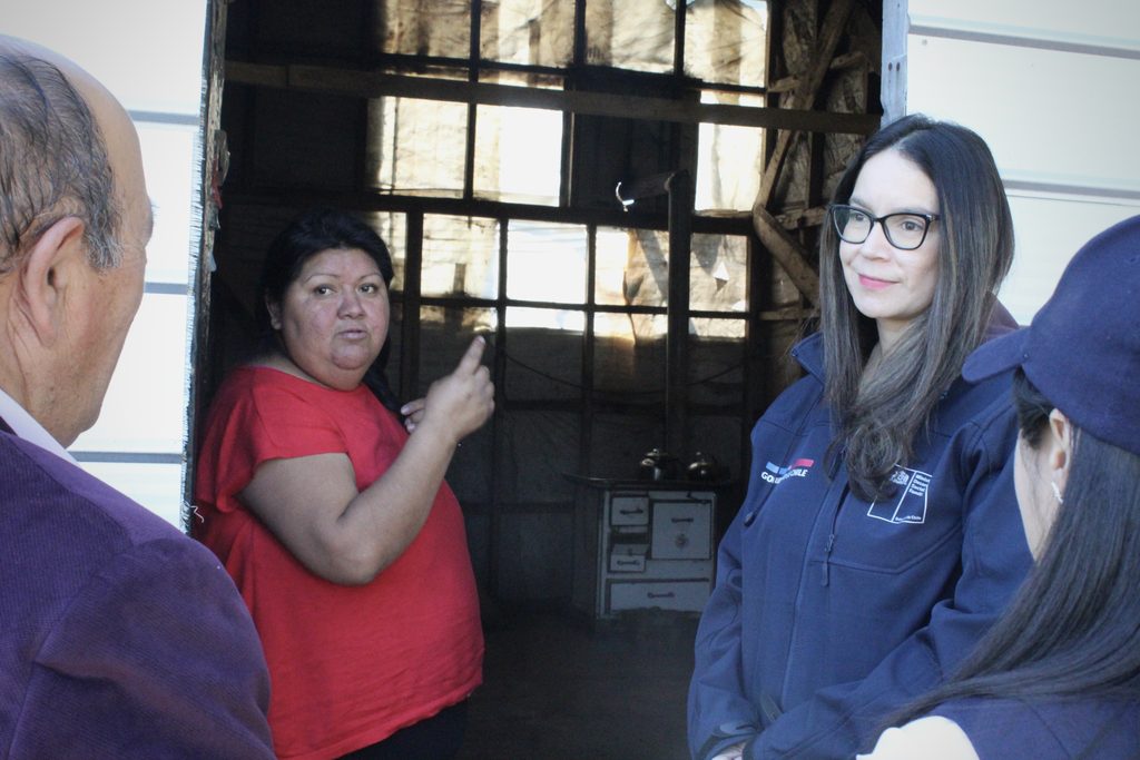 Autoridades visitando una vivienda mejorada en Perquenco gracias al Programa Habitabilidad