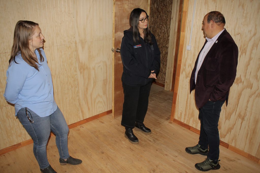 Autoridades visitando una vivienda mejorada en Perquenco gracias al Programa Habitabilidad