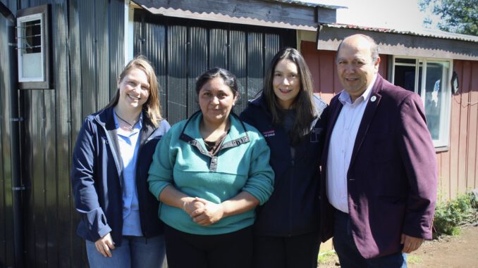 Autoridades visitando una vivienda mejorada en Perquenco gracias al Programa Habitabilidad
