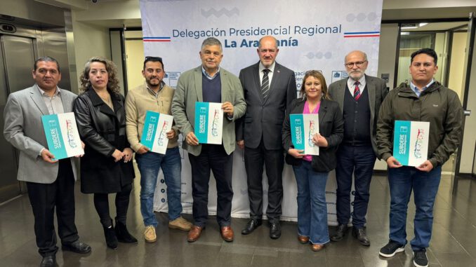 Autoridades y dirigentes del comité de vivienda celebran la elegibilidad del terreno en Padre Las Casas