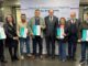 Autoridades y dirigentes del comité de vivienda celebran la elegibilidad del terreno en Padre Las Casas