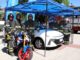 Voluntarios de Bomberos de Temuco presentando la Gran Rifa Monumental 2026 con un auto y moto en exhibición.
