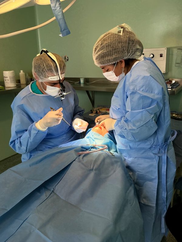 Equipo medico realizando un procedimiento odontologico con tejido oseo donado en el hospital