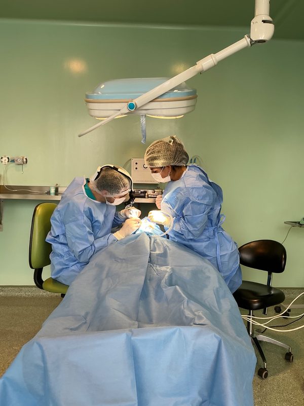 Equipo medico realizando un procedimiento odontologico con tejido oseo donado en el hospital