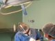 Equipo medico realizando un procedimiento odontologico con tejido oseo donado en el hospital