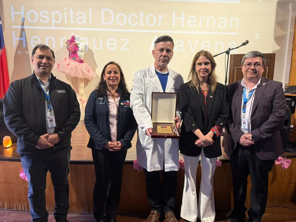 Especialistas del Hospital Dr. Hernán Henríquez Aravena en conversatorio sobre prevención del cáncer de mama.