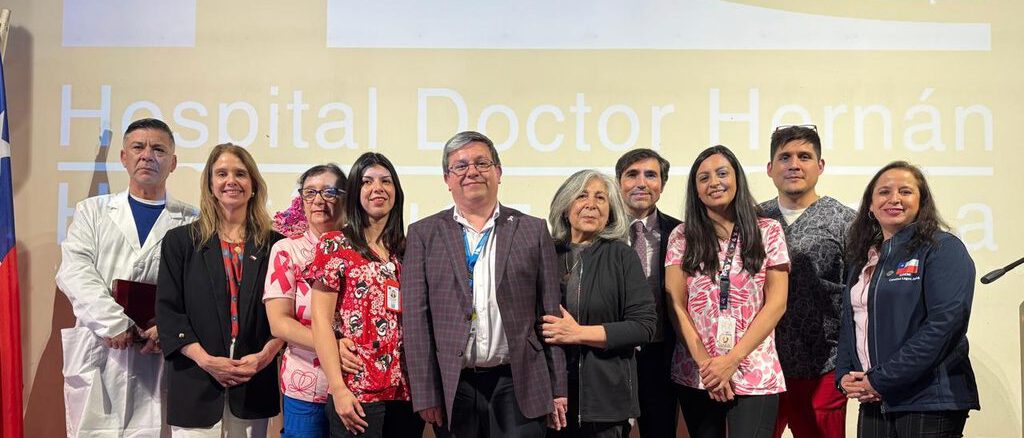 Especialistas del Hospital Dr. Hernán Henríquez Aravena en conversatorio sobre prevención del cáncer de mama.