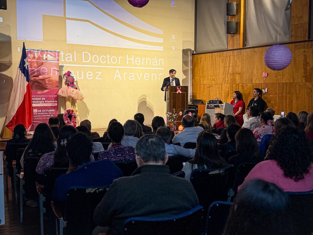Especialistas del Hospital Dr. Hernán Henríquez Aravena en conversatorio sobre prevención del cáncer de mama.