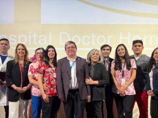 Especialistas del Hospital Dr. Hernán Henríquez Aravena en conversatorio sobre prevención del cáncer de mama.