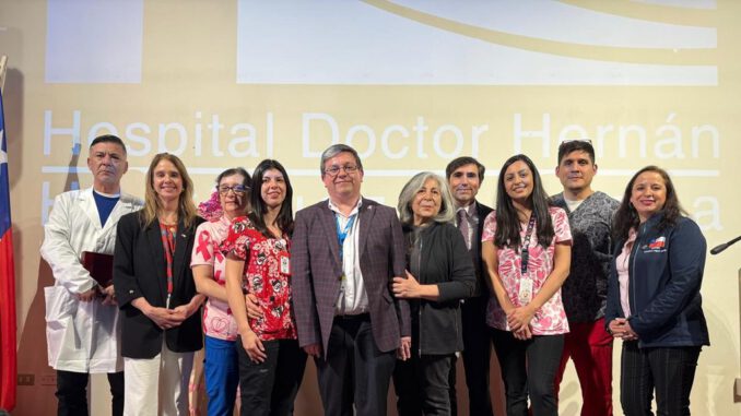Especialistas del Hospital Dr. Hernán Henríquez Aravena en conversatorio sobre prevención del cáncer de mama.