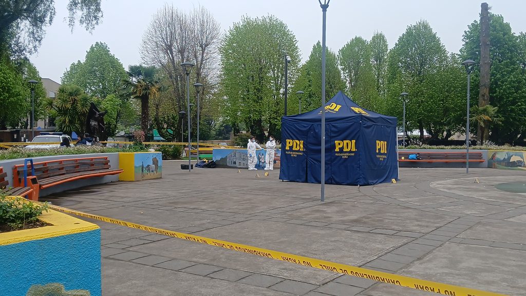 Investigación policial por homicidio en la Plaza de Armas de Nueva Imperial con presencia de Carabineros y PDI.
