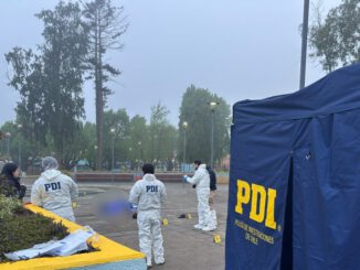 Investigación policial por homicidio en la Plaza de Armas de Nueva Imperial con presencia de Carabineros y PDI.