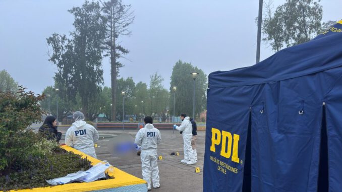 Investigación policial por homicidio en la Plaza de Armas de Nueva Imperial con presencia de Carabineros y PDI.
