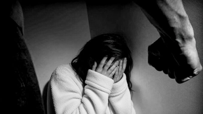 Hombre es enviado a prisión preventiva por femicidio frustrado contra su pareja embarazada en Pillanlelbún
