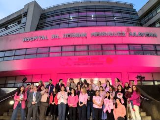 Fachada del Hospital Regional de Temuco iluminada de rosa en el mes de concientizacion del cancer de mama