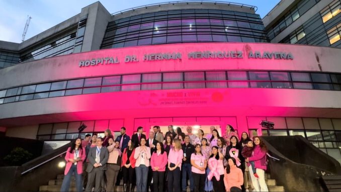 Fachada del Hospital Regional de Temuco iluminada de rosa en el mes de concientizacion del cancer de mama