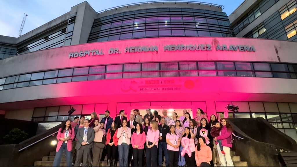 Hospital Regional de Temuco se ilumina de rosa para llamar a la prevención del cáncer de mama
