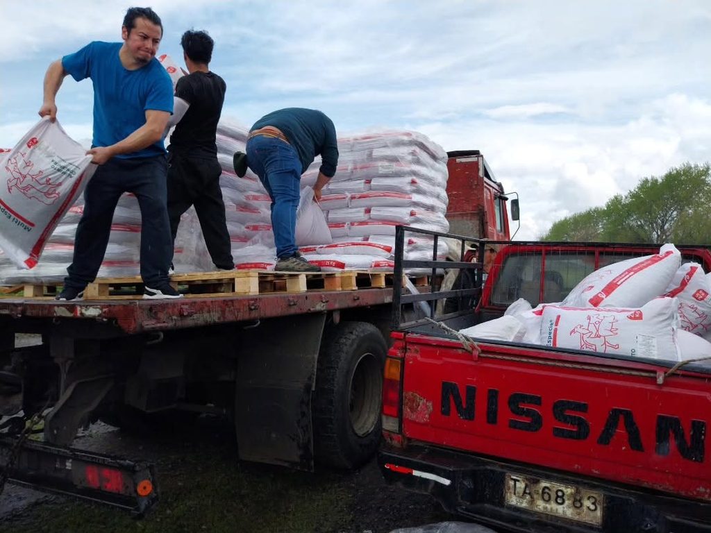 Entrega de alimentación animal de INDAP Araucanía a agricultores afectados por eventos climáticos