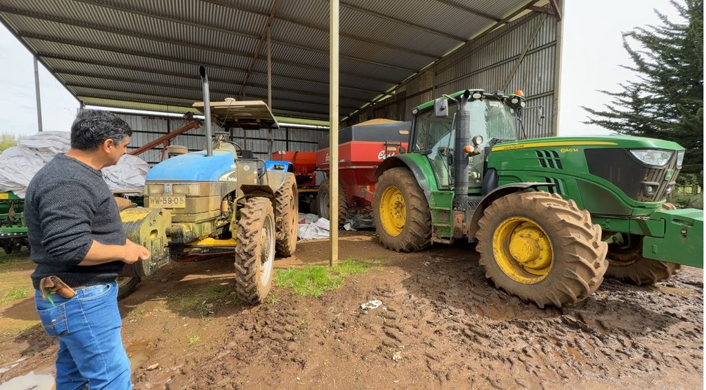 Pequeño agricultor en su campo con maquinaria agrícola financiada por créditos INDAP en La Araucanía