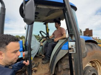 Pequeño agricultor en su campo con maquinaria agrícola financiada por créditos INDAP en La Araucanía