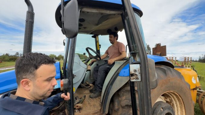 Pequeño agricultor en su campo con maquinaria agrícola financiada por créditos INDAP en La Araucanía