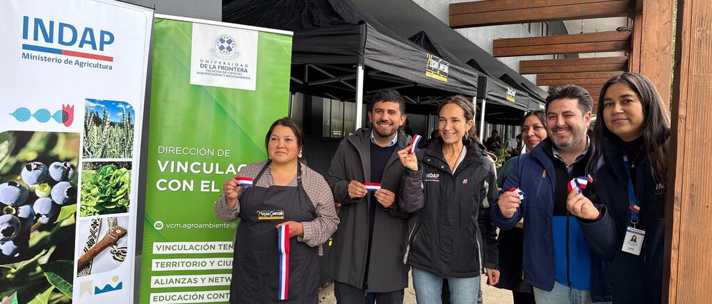 Agricultoras de INDAP junto a autoridades en la inauguración del Mercado Campesino Maquehue en la Universidad de La Frontera en Temuco