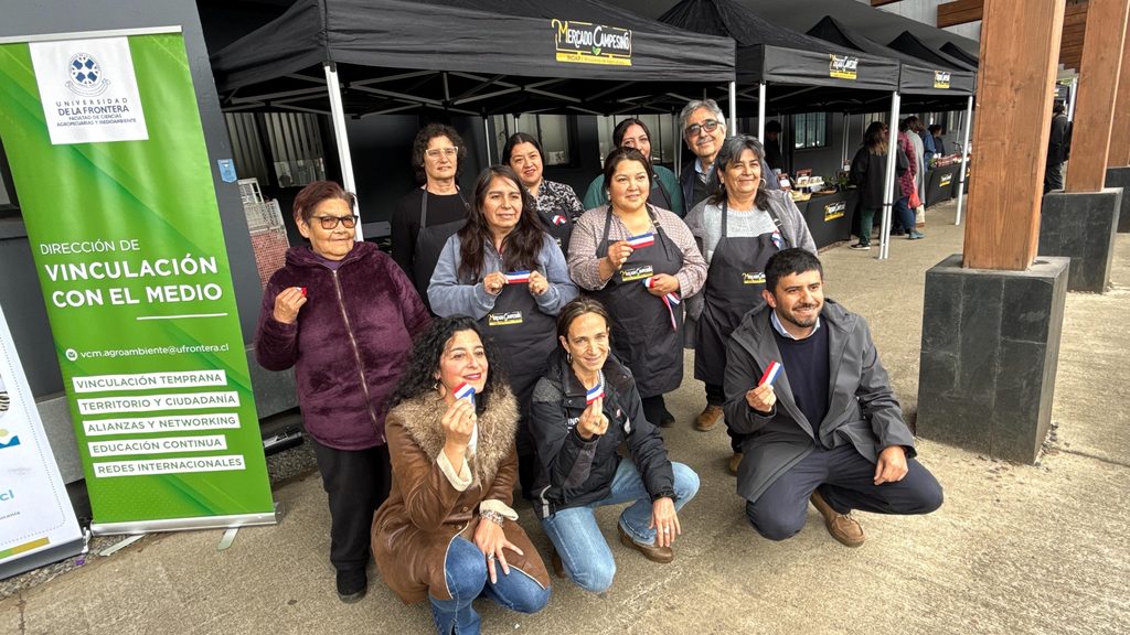 Agricultoras de INDAP junto a autoridades en la inauguración del Mercado Campesino Maquehue en la Universidad de La Frontera en Temuco