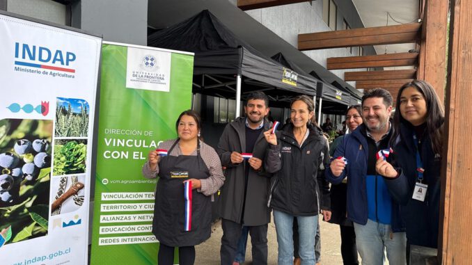 Agricultoras de INDAP junto a autoridades en la inauguración del Mercado Campesino Maquehue en la Universidad de La Frontera en Temuco