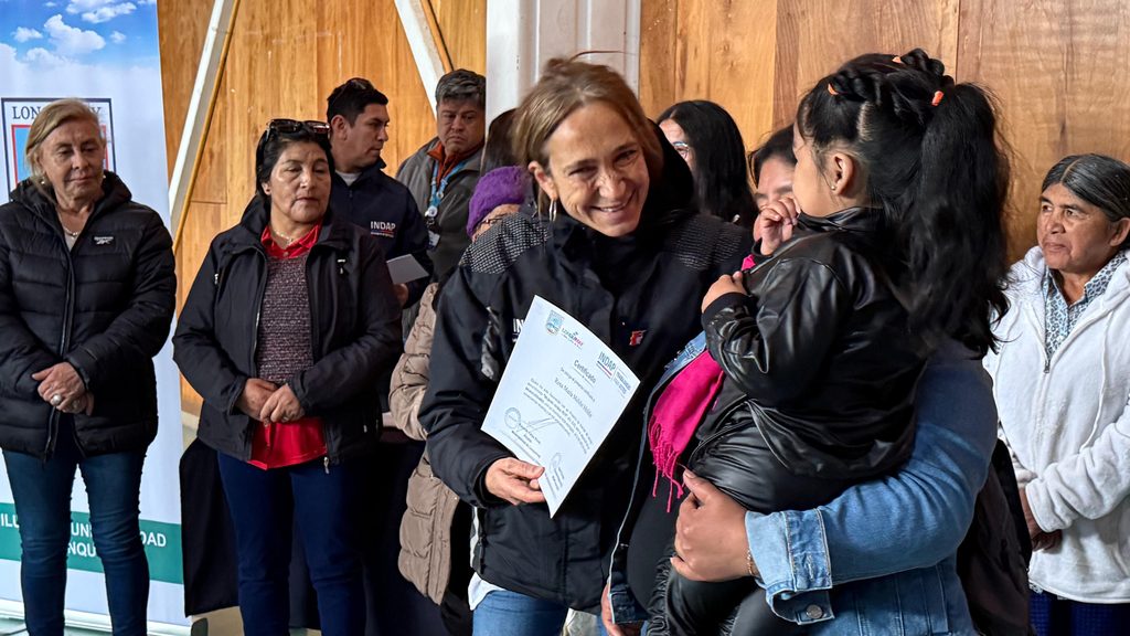 Entrega de incentivos productivos y maquinaria de INDAP a agricultores de Lonquimay en La Araucanía