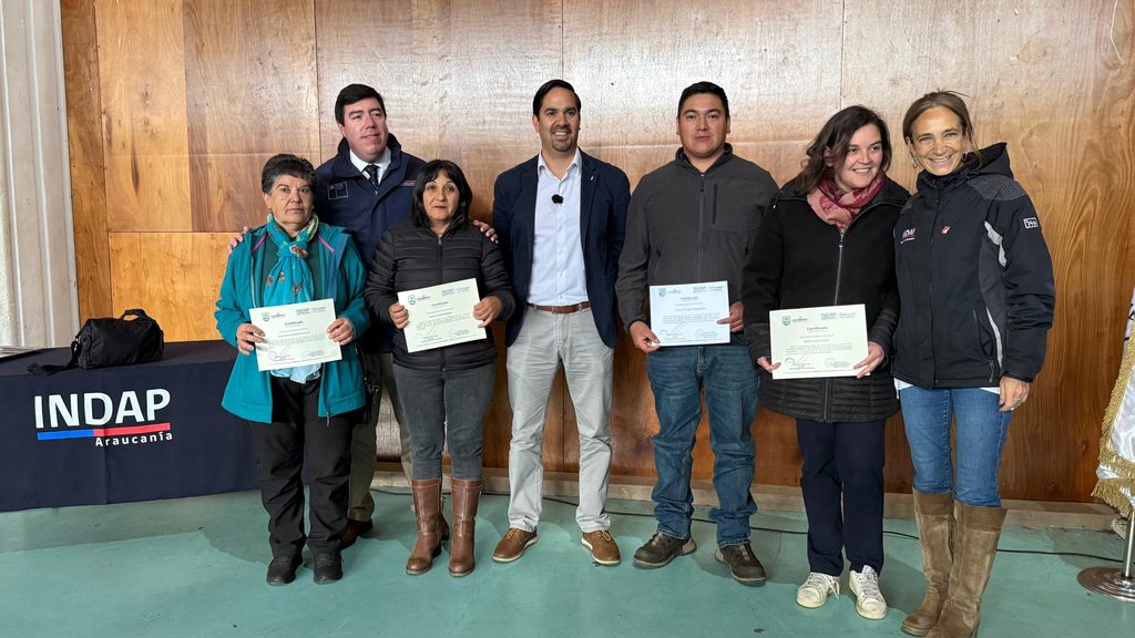 Entrega de incentivos productivos y maquinaria de INDAP a agricultores de Lonquimay en La Araucanía