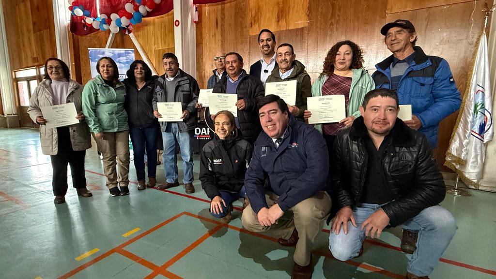 Entrega de incentivos productivos y maquinaria de INDAP a agricultores de Lonquimay en La Araucanía