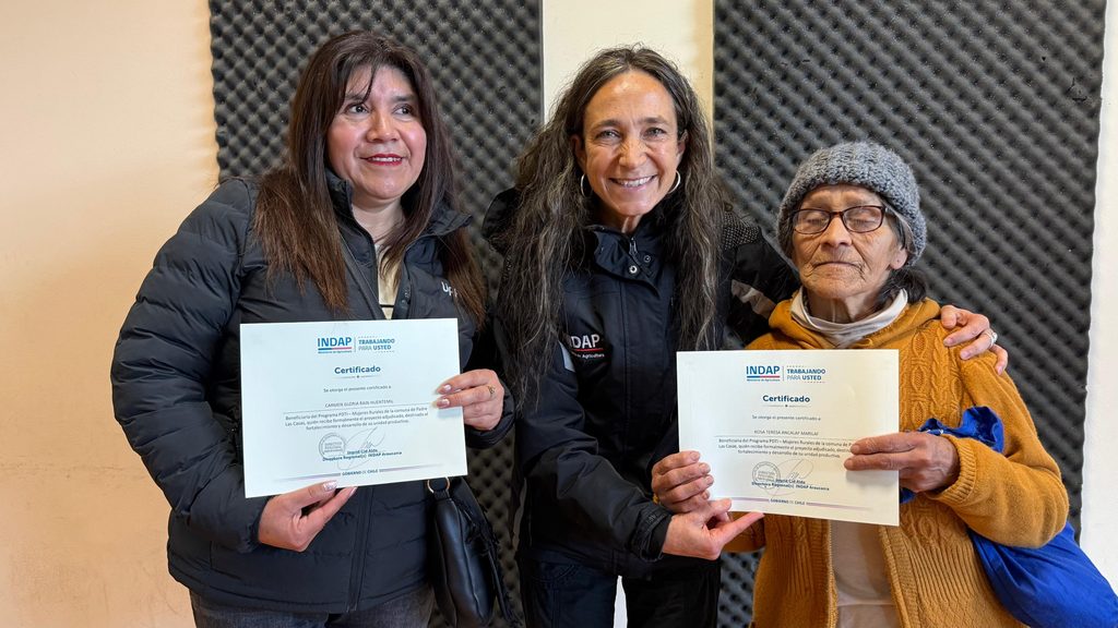 Mujeres rurales de Padre Las Casas recibiendo fondos de INDAP para proyectos agrícolas.