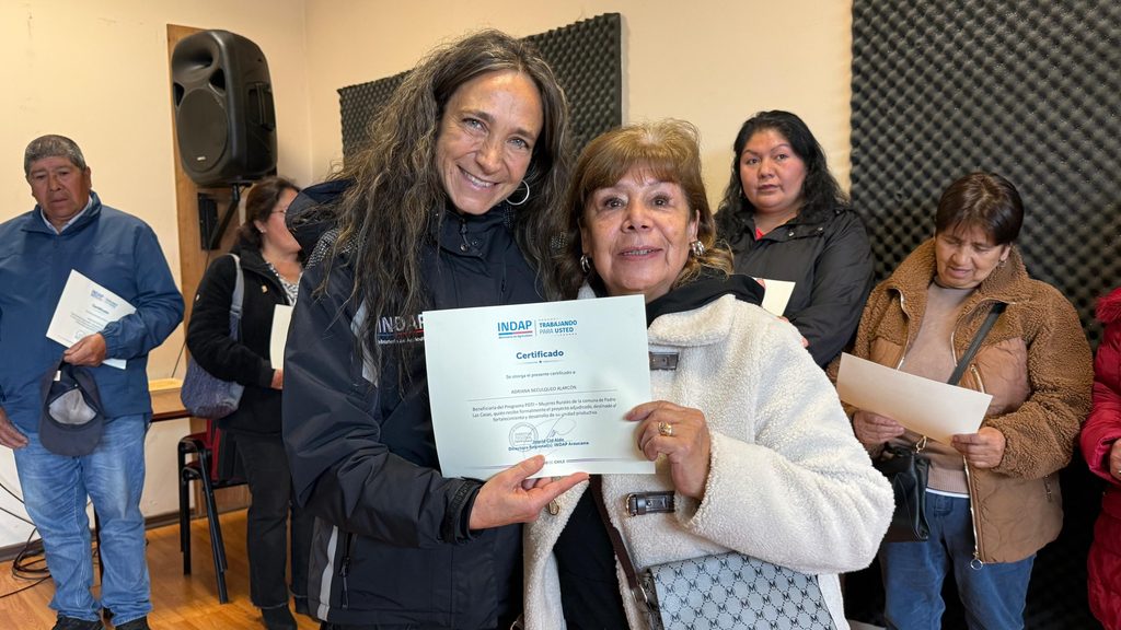 Mujeres rurales de Padre Las Casas recibiendo fondos de INDAP para proyectos agrícolas.