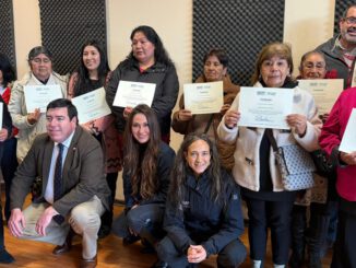 Mujeres rurales de Padre Las Casas recibiendo fondos de INDAP para proyectos agrícolas.