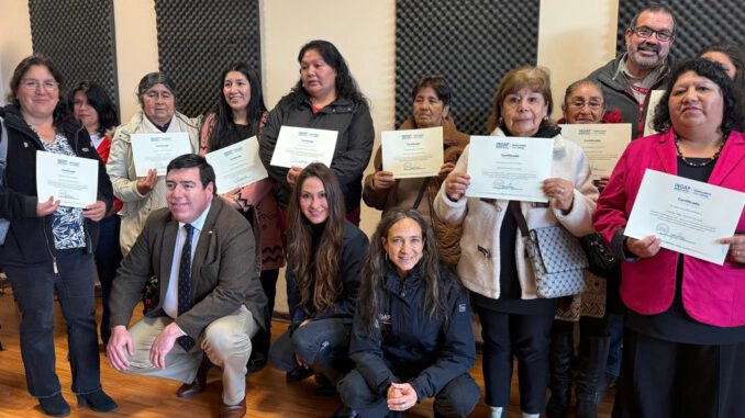 Mujeres rurales de Padre Las Casas recibiendo fondos de INDAP para proyectos agrícolas.