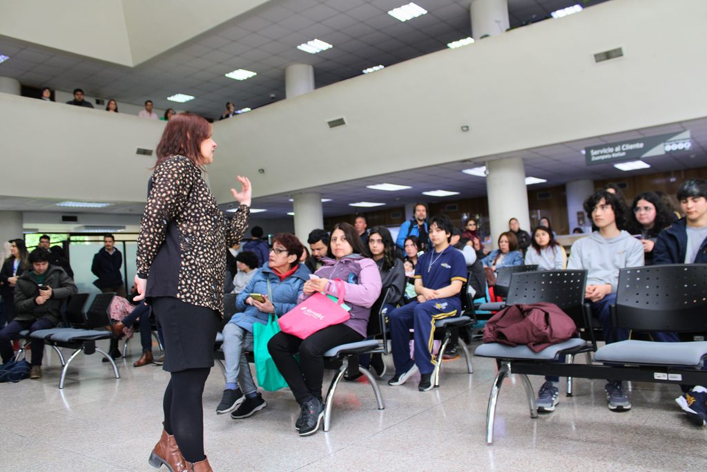 Tenor y mezzosoprano cantando ópera en el interior de una sucursal de Banco Estado en Temuco