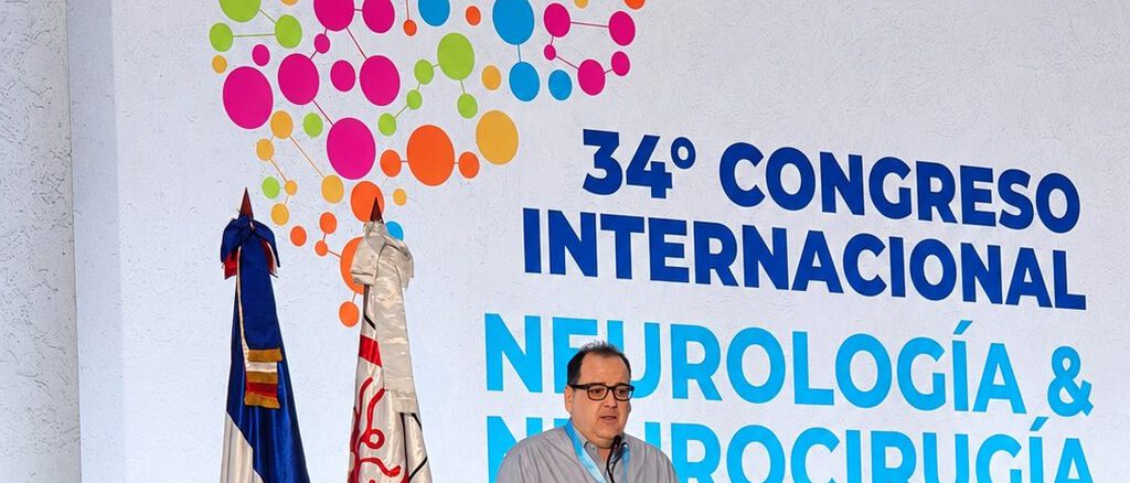 Dr Norman Lopez Velasquez presentando en el congreso internacional de neurologia en Punta Cana